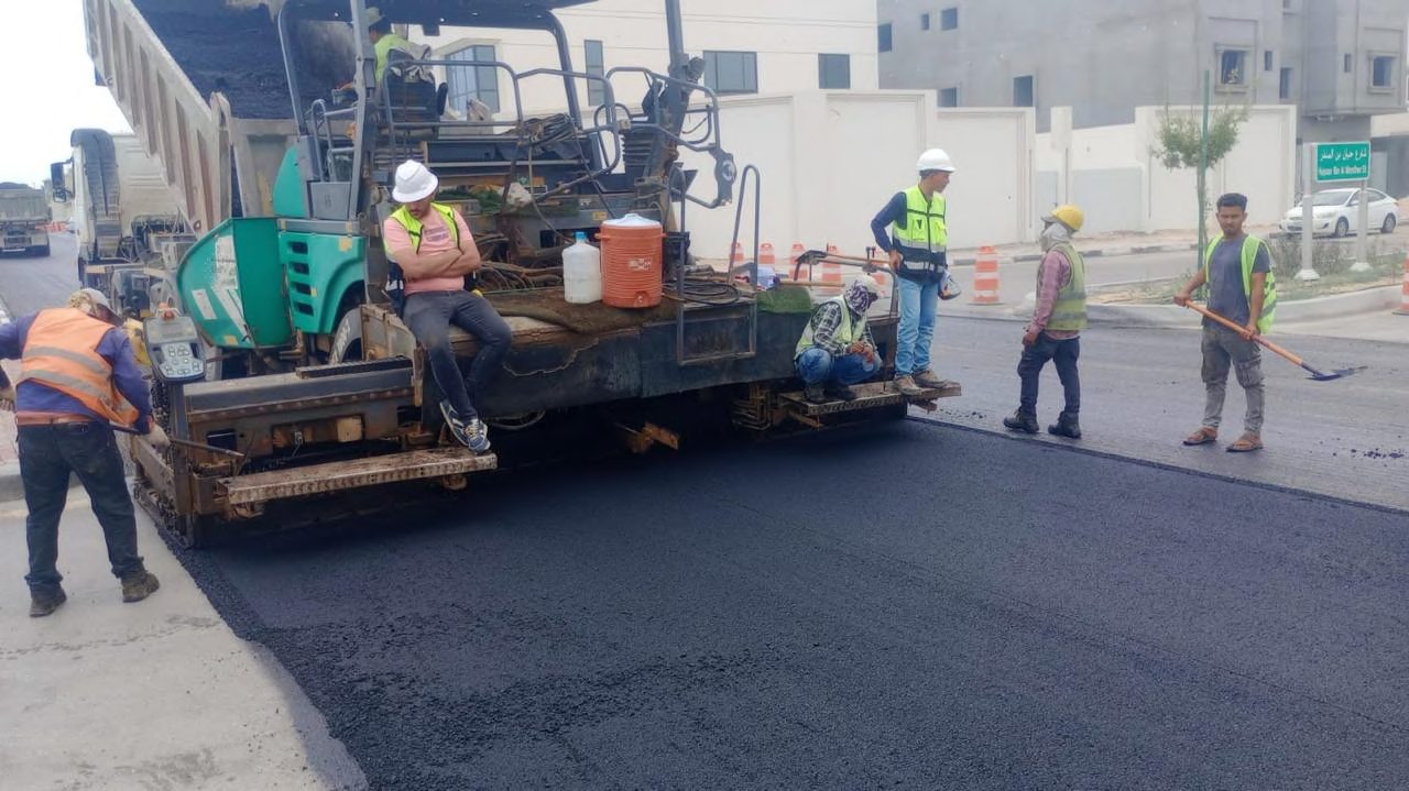 فرّاشة أسفلت تنفذ طبقة سفلتة جديدة في مشروع طرق